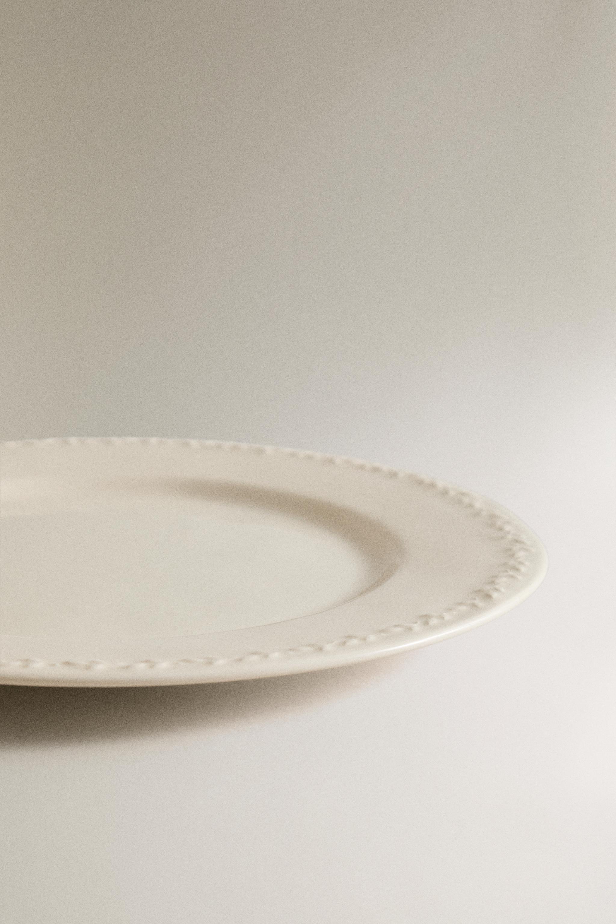 EARTHENWARE DINNER PLATE WITH RAISED BORDER